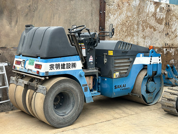 酒井重工業㈱<br />
4tローラー