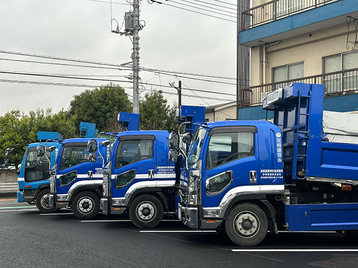 いすゞ自動車㈱<br />
8tダンプ