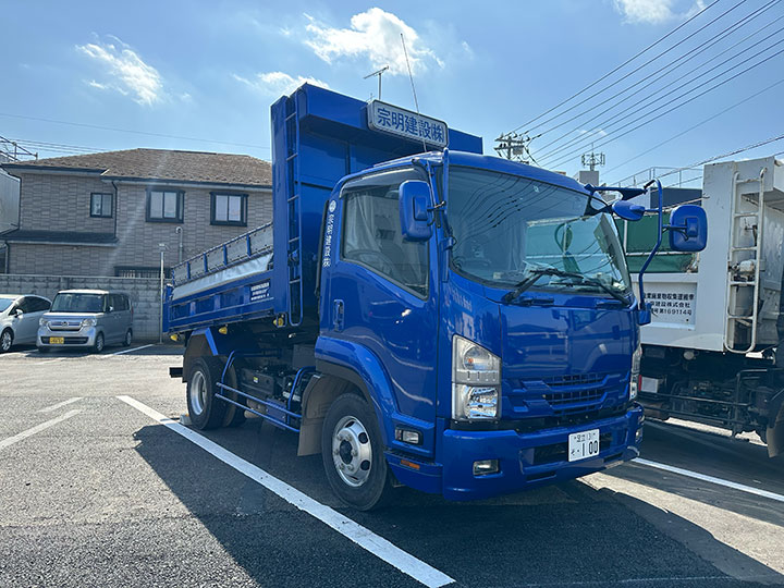 いすゞ自動車㈱<br />
4tダンプ