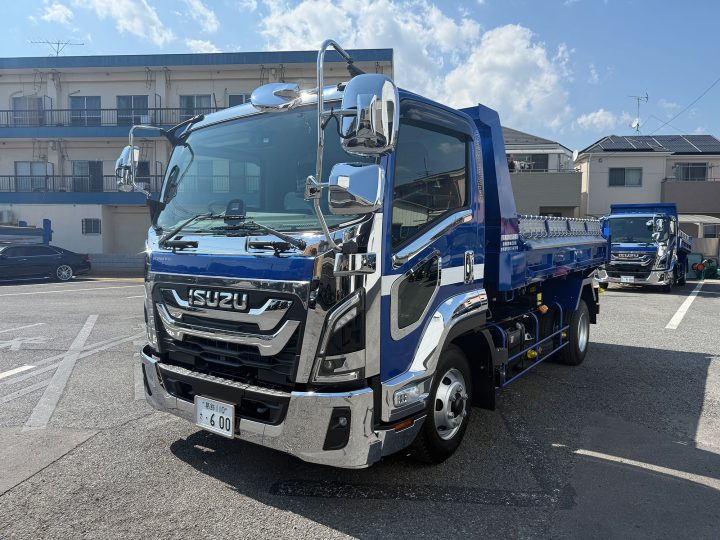 いすゞ自動車㈱<br />
4tセフティダンプ